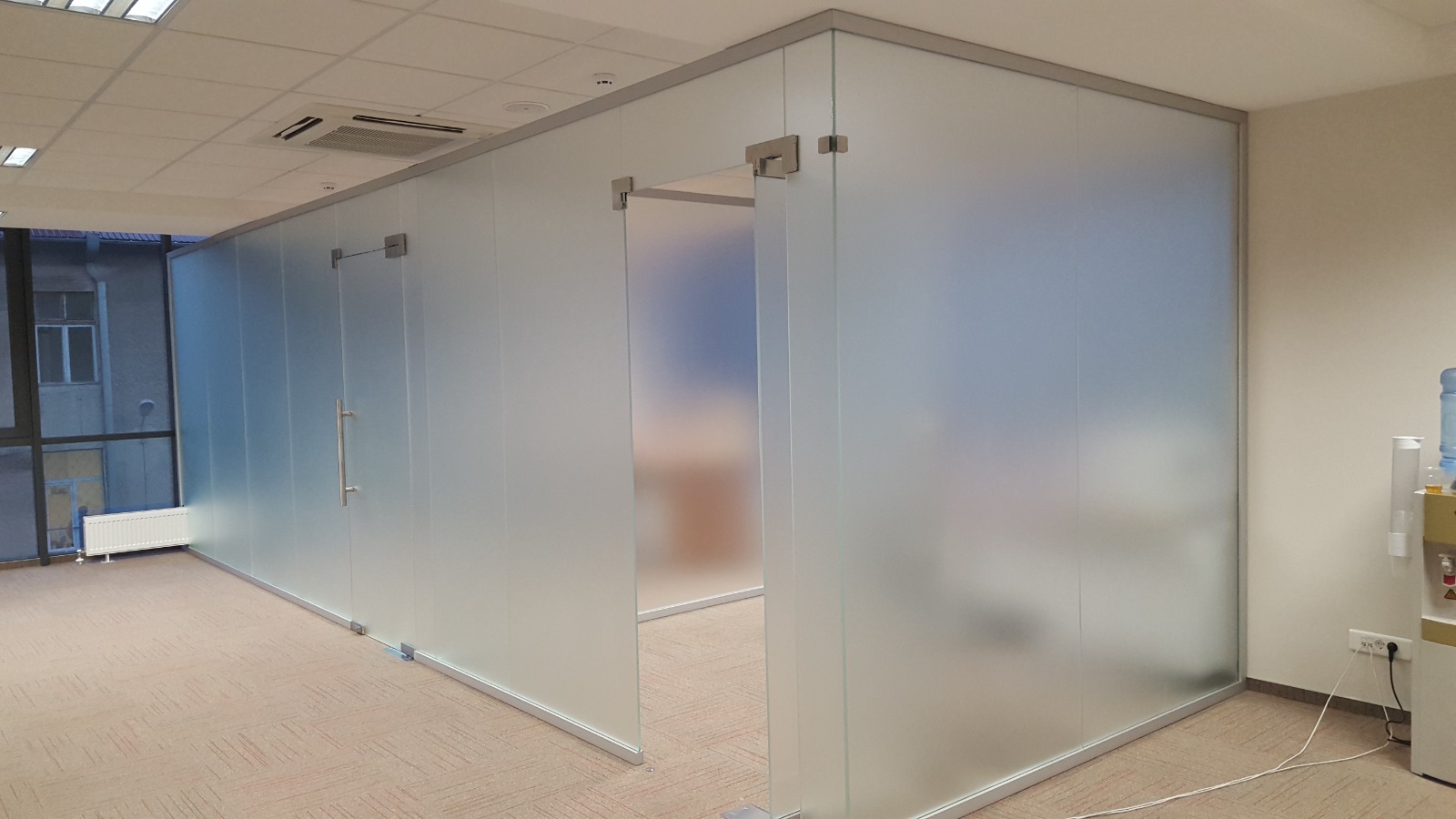 Lumină naturală în birou